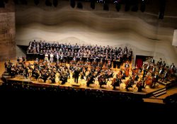 Orchester, Chor und Solisten