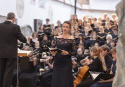 Sonderkonzert der Konzertreihen KLANG.RAUM.MUSEUM Oratorium Felix Mendelssohn-Bartholdy "Der Elias" Chöre der HfkM Regensburg und HfK Bayreuth Symphonieorchester der Universität Regensburg mit Solisten Katja Stuber Patrizia Häusermann Andrew Lepri Meyer Daniel Ochoa unter Leitung von Arn Goerke Minoritenkirche Regensburg Foto: altrofoto.de
