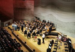 Kammerorchester der Universität Regensburg (KUR), Arn Goerke, 3 Knaben (Sängerinnen des Cantemus Chores der Sing- und Musikschule der Stadt Regensburg), Alexander Wutz: Bariton