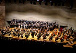 Orchester, Chor und Solisten