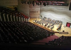 Universitätsorchester Regensburg, Dirigent und Moderator: Arn Goerke