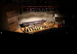 Orchester, Chor und Solisten