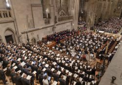 Blick ins Kirchenschiff – Universitätschor Regensburg, Konzertchor der HfKM, Regensburger Domspatzen, Universitätsorchester Regensburg