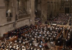 Blick ins Kirchenschiff – Universitätschor Regensburg, Konzertchor der HfKM, Regensburger Domspatzen, Universitätsorchester Regensburg