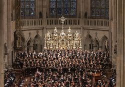 Blick aus dem Kirchenschiff