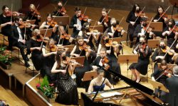 Clara Schumann: Klavierkonzert − Nina Scheidmantel und die 1.Geigengruppe