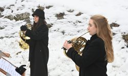 Zwei Hornistinnen im Schnee