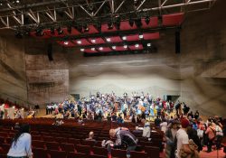 die Kinder schauen die Instrumente aus der Nähe an